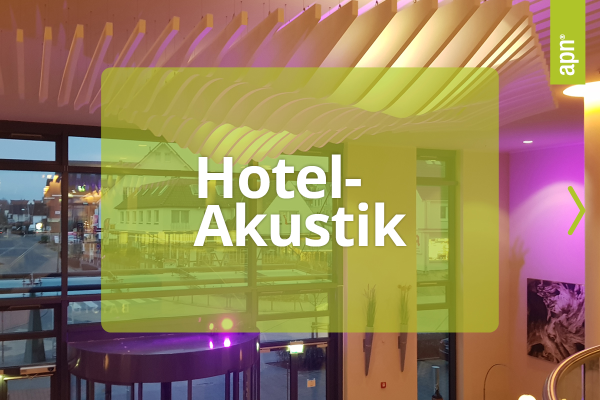 Raumakustik im Hotel: Innenansicht einer modernen Hotellobby mit wellenförmigen akustischen Baffeln und großen Fenstern mit Blick nach draußen. In der Bildmitte befindet sich eine halbtransparente grüne Fläche mit weißem Schriftzug mit dem Text „Hotel-Akustik“. Am rechten Rand des Overlays steht vertikal das Wort „apn“.