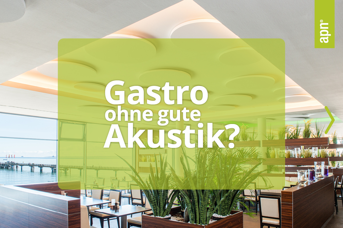 Innenraum eines modernen Restaurants mit Blick auf Wasser und Steg. An der Decke sind runde Akustikpaneele zur Verbesserung der Raumakustik angebracht. Die Einrichtung kombiniert Holz, Pflanzen und große Fenster für eine angenehme Atmosphäre. Im Bild ist der Text „Gastro ohne gute Akustik?“ eingeblendet – ein Hinweis auf die Bedeutung akustischer Lösungen in der Gastronomie.