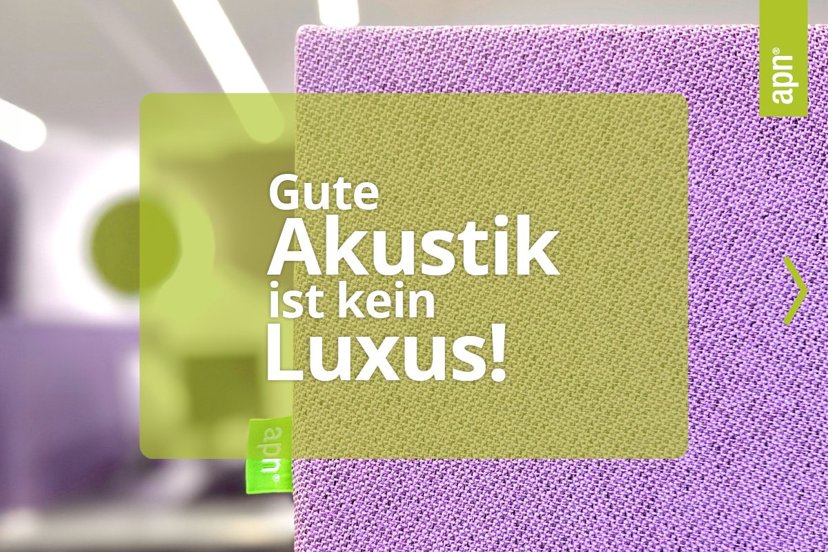 Text auf einem Akustikelement in Violett und Grün mit dem Slogan „Gute Akustik ist kein Luxus!“ von apn®. Im Hintergrund ist ein modern gestalteter Innenraum mit weiteren schallabsorbierenden Elementen zu erkennen.