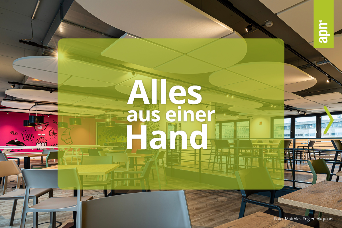 Nachhaltige Akustikelemente aus Norddeutschland. Modern gestalteter, heller Innenraum eines Bürogebäudes oder Unternehmens-Cafés mit Holzfußboden, Tischen und Stühlen. An der Decke sind große, runde Akustiksegel angebracht. Im Hintergrund links ist eine pinkfarbene Wand mit verspielten Zeichnungen und Schriftzügen wie ‚Like‘ und ‚Cake‘ zu sehen. In der Bildmitte liegt ein halbtransparenter grüner Kasten mit dem weißen Schriftzug: ‚Alles aus einer Hand‘. Oben rechts befindet sich ein senkrechter grüner Balken mit dem Logo ‚apn®‘. Foto: Matthias Engler, Akquinet.