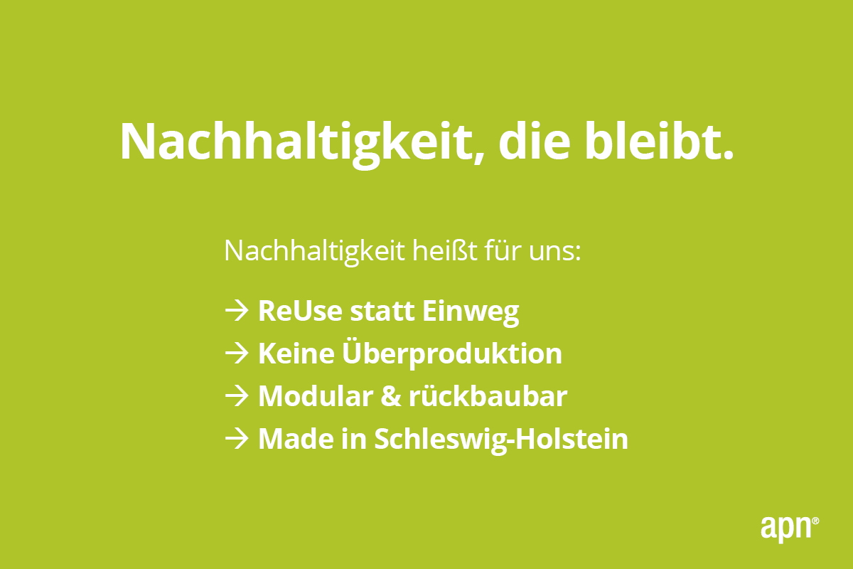 Apfelgrüner Hintergrund mit weißem Schriftzug: 'Nachhaltigkeit, die bleibt. Nachhaltigkeit heißt für uns: ReUse statt Einweg, keine Überproduktion, modular und rückbaubar, Made in Schleswig-Holstein.' In der rechten unteren Ecke weißer Schriftzug 'apn'.