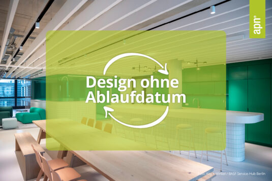 Nachhaltige Akustikelemente mit ReUse-Prinzip. Innenaufnahme eines modernen, offen gestalteten Bürobereichs mit grünen Designmöbeln, weißen Akustik-Deckenlamellen und heller Holzeinrichtung. Im Zentrum ein halbtransparentes grünes Overlay mit dem Slogan „Design ohne Ablaufdatum“ und Recyclingpfeilen. apn®-Logo am rechten Bildrand.