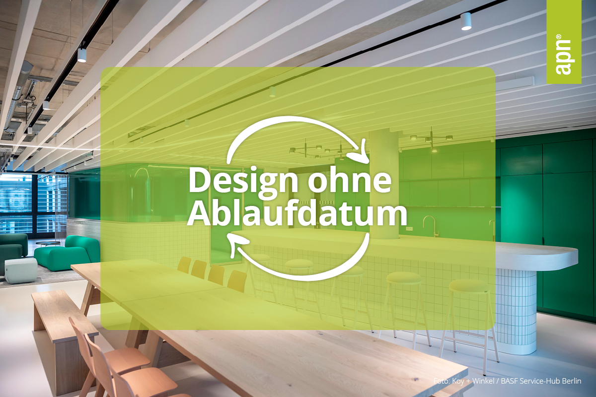 Innenaufnahme eines modernen, offen gestalteten Bürobereichs mit grünen Designmöbeln, weißen Akustik-Deckenlamellen und heller Holzeinrichtung. Im Zentrum ein halbtransparentes grünes Overlay mit dem Slogan „Design ohne Ablaufdatum“ und Recyclingpfeilen. apn®-Logo am rechten Bildrand.