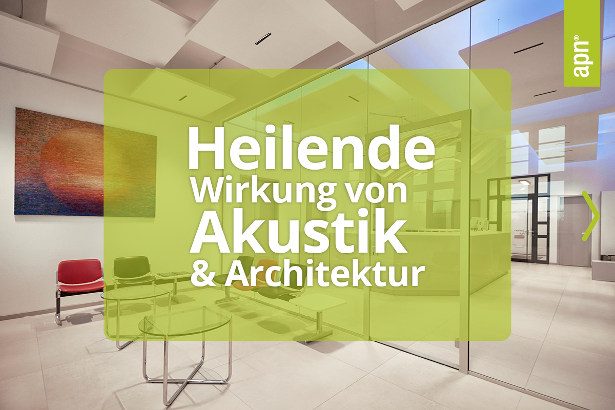 Modernes, gut beleuchtetes Interieur mit Glaswänden und zeitgenössischen Möbeln. Ein großes abstraktes Gemälde an der linken Wand und ein roter Stuhl daneben. Im Vordergrund befinden sich Glastische und Stühle. Text im Bild: 'Heilende Wirkung von Akustik & Architektur'. Ein kleiner vertikaler grüner Banner mit 'apn' auf der rechten Seite.