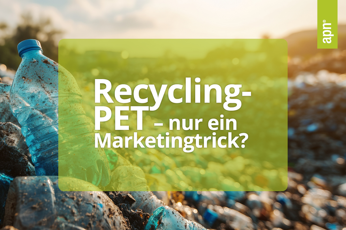 Verschmutzte Plastikflaschen liegen auf einem großen Müllhaufen unter freiem Himmel, im Hintergrund eine unscharfe, natürliche Landschaft mit Sonnenuntergang. Über das Bild ist ein halbtransparenter, grüner Textblock gelegt mit der Aufschrift: ‚Recycling-PET – nur ein Marketingtrick?‘. In der oberen rechten Ecke befindet sich ein senkrechter grüner Balken mit dem Logo ‚apn®‘.