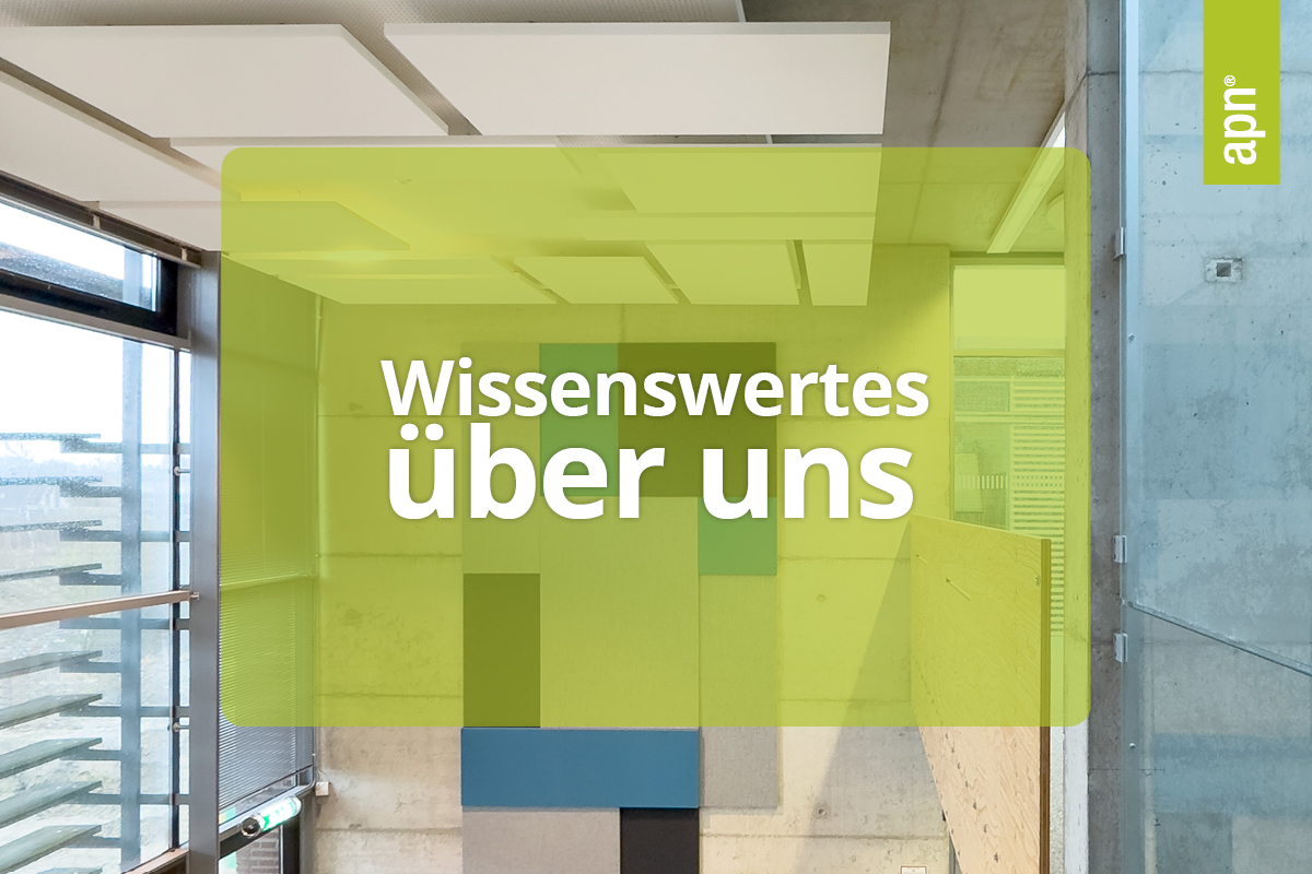 Reise. Großer, offener heller Raum mit blauen Wandabsorbern und weißen Akustik-Deckensegeln. Darüber eine grüne semitransparente Fläche mit dem Schriftzug Wissenswertes über uns