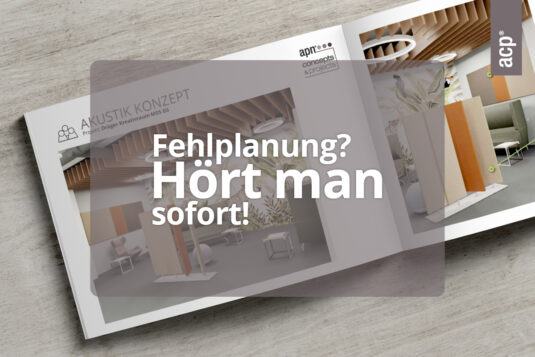Aufgeschlagenes Planungskonzept mit Visualisierungen eines modernen Akustikprojekts, inklusive Deckensegeln und Akustikmöbeln. Darübergelegt der Text: „Fehlplanung? Hört man sofort!“. Darstellung eines typischen Problems in der Akustikplanung Raumplanung mit Hinweis auf professionelle Lösungsansätze von apn concepts & projects (acp).