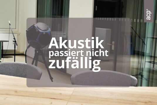 Messaufbau mit Akustiklautsprecher und Mikrofonen in einem modernen Besprechungsraum – visuelle Darstellung professioneller Akustikplanung für Architekturprojekte durch acp®.