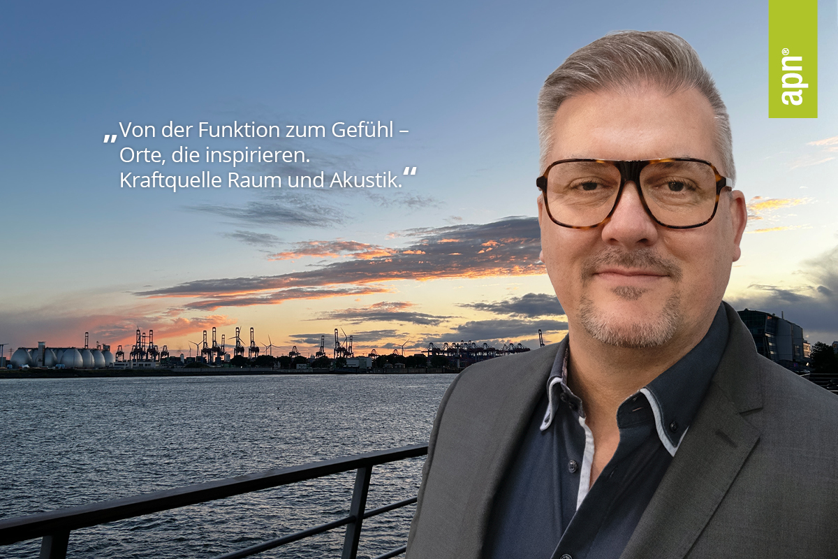 hellhäutiger Mann Mitte 50 mit Brille, blauem Hemd, grauem Sakko, Drei-Tage-Bart. Im Hintergrund Skyline des Hamburger Container-Hafens. Schriftzug: Dirk Schulz Hamburg / Berlin