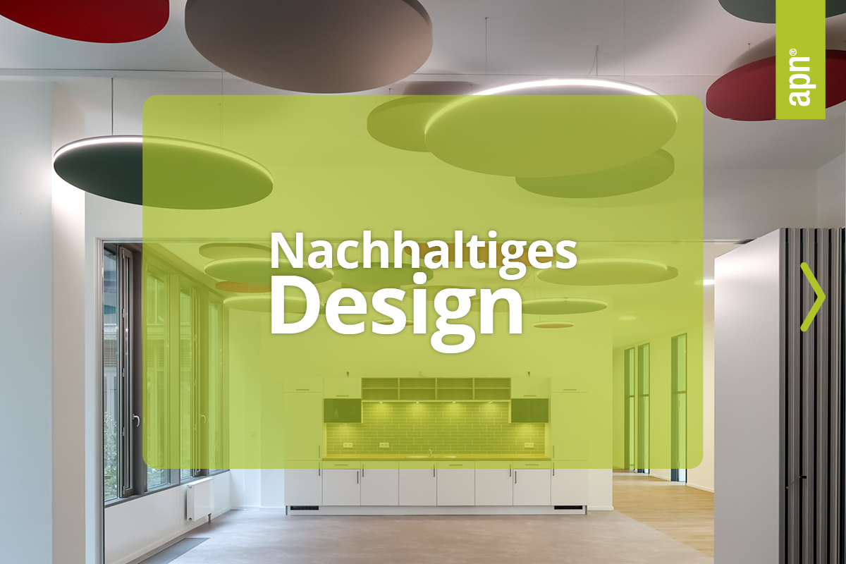 Raumakustik im nachhaltigen Design: Moderner Innenraum mit minimalistischer Gestaltung, runden Akustik-Deckenelementen sowie Akustikleuchten in Rot, Grün und Grau und großen Fenstern. Im Hintergrund ist eine weiße Küche mit grünen Fliesen zu sehen. Über dem Bild liegt ein halbtransparenter grüner Schriftzug mit dem Text „Nachhaltiges Design“ und dem Logo „apn®“ oben rechts.