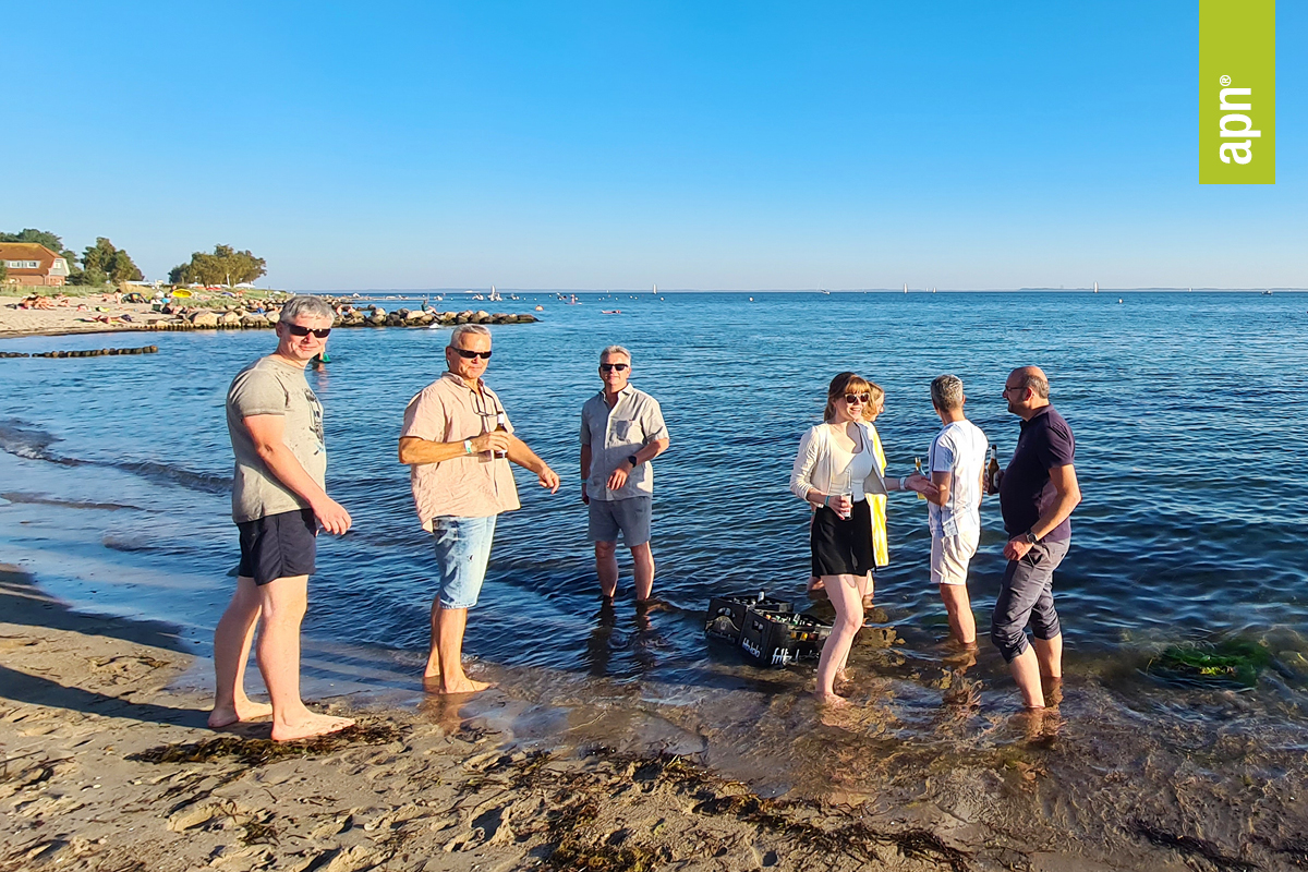 Gruppe kühlt sich die Füße in der Ostsee im Sommer