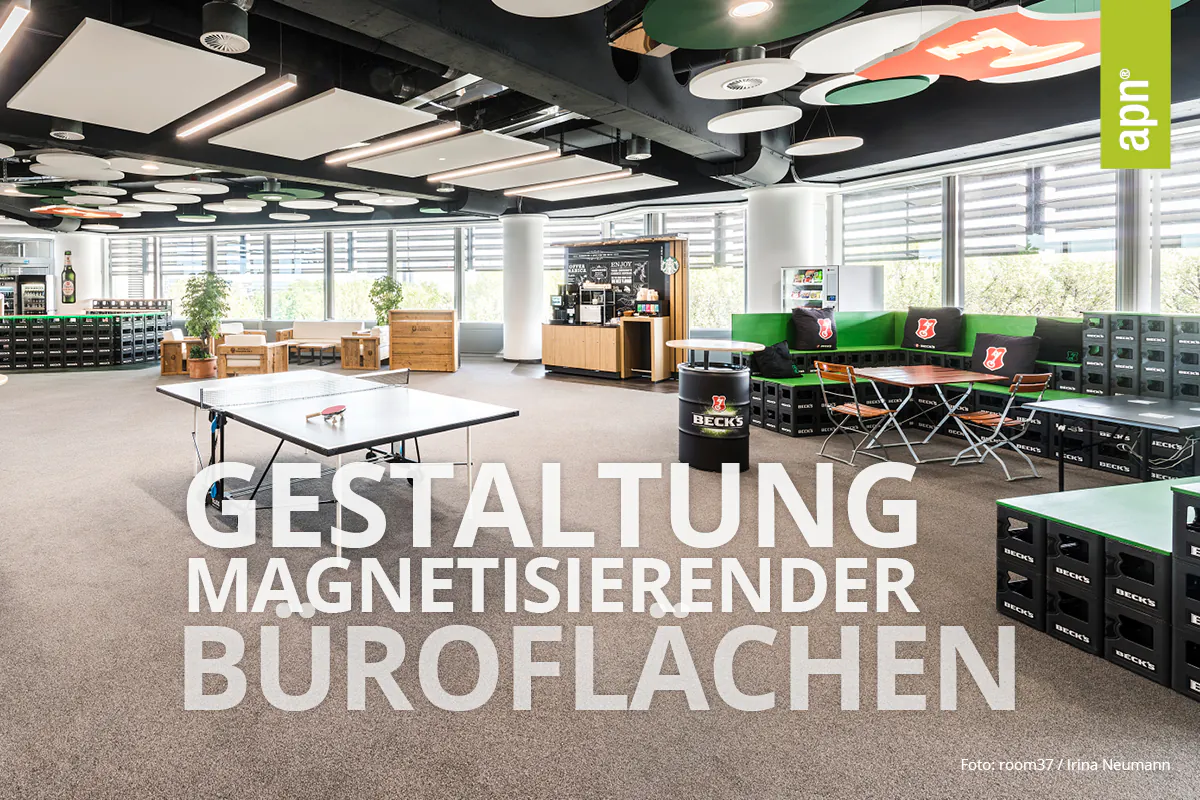 Große offene Büro Fläche mit Loungebereichen und einer Tischtennisplatte. Hervorstechend sind die Corporate Brand Farben grün und rot. Es scheint sich um die Becks's Brauerei zu handeln, das Logo findet sich in der gesamten Gestaltung wieder. Ein Schriftzug: Gestaltung magnetisierender Büroflächen.