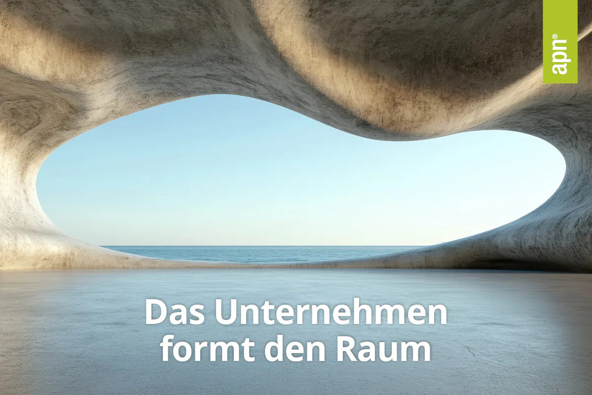 Ein Raum mit konkaver und konvexer Wand- und Deckengestaltung aus Beton. Der Raum öffnet sich zur Mitte des Bildes und lässt auf ein Meer blicken. Im unteren Drittel ist in weißer Schrift "Das Unternehmen formt den Raum" zu lesen.