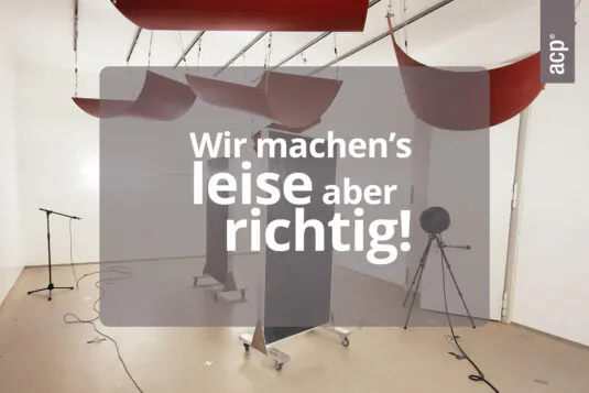 Rote Akustikdeckensegel, Akustikstellwände. Über dem Bild ist eine warmgraue semitransparente Fläche mit weißem Schriftzug: "Wir machen's leise aber richtig!"