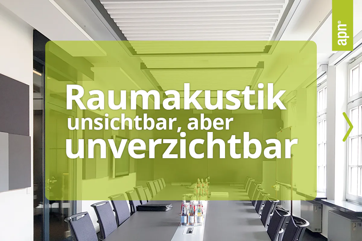 Raumakustik – unsichtbar, aber unverzichtbar. Schrift auf grüner semitransparenter Fläche. Hintergrund Besprechungsraum-Situation