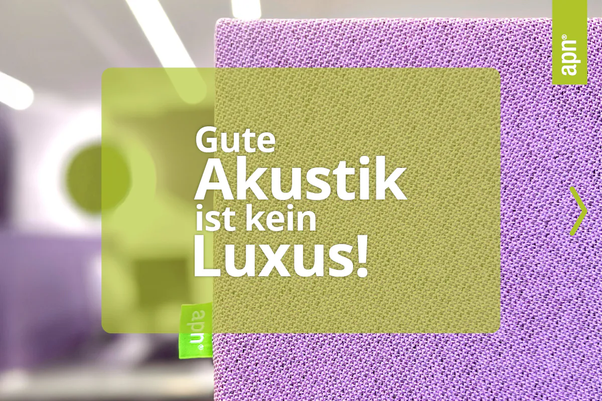 Nachhaltige Akustiklösungen für jedes Budget. Text auf einem Akustikelement in Violett und Grün mit dem Slogan „Gute Akustik ist kein Luxus!“ von apn®. Im Hintergrund ist ein modern gestalteter Innenraum mit weiteren schallabsorbierenden Elementen zu erkennen.