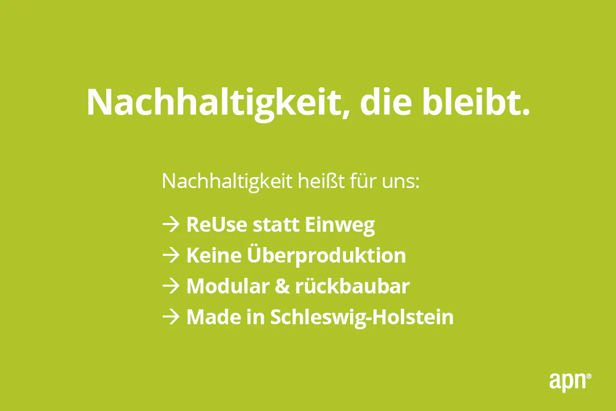 Apfelgrüner Hintergrund mit weißem Schriftzug: 'Nachhaltigkeit, die bleibt. Nachhaltigkeit heißt für uns: ReUse statt Einweg, keine Überproduktion, modular und rückbaubar, Made in Schleswig-Holstein.' In der rechten unteren Ecke weißer Schriftzug 'apn'.