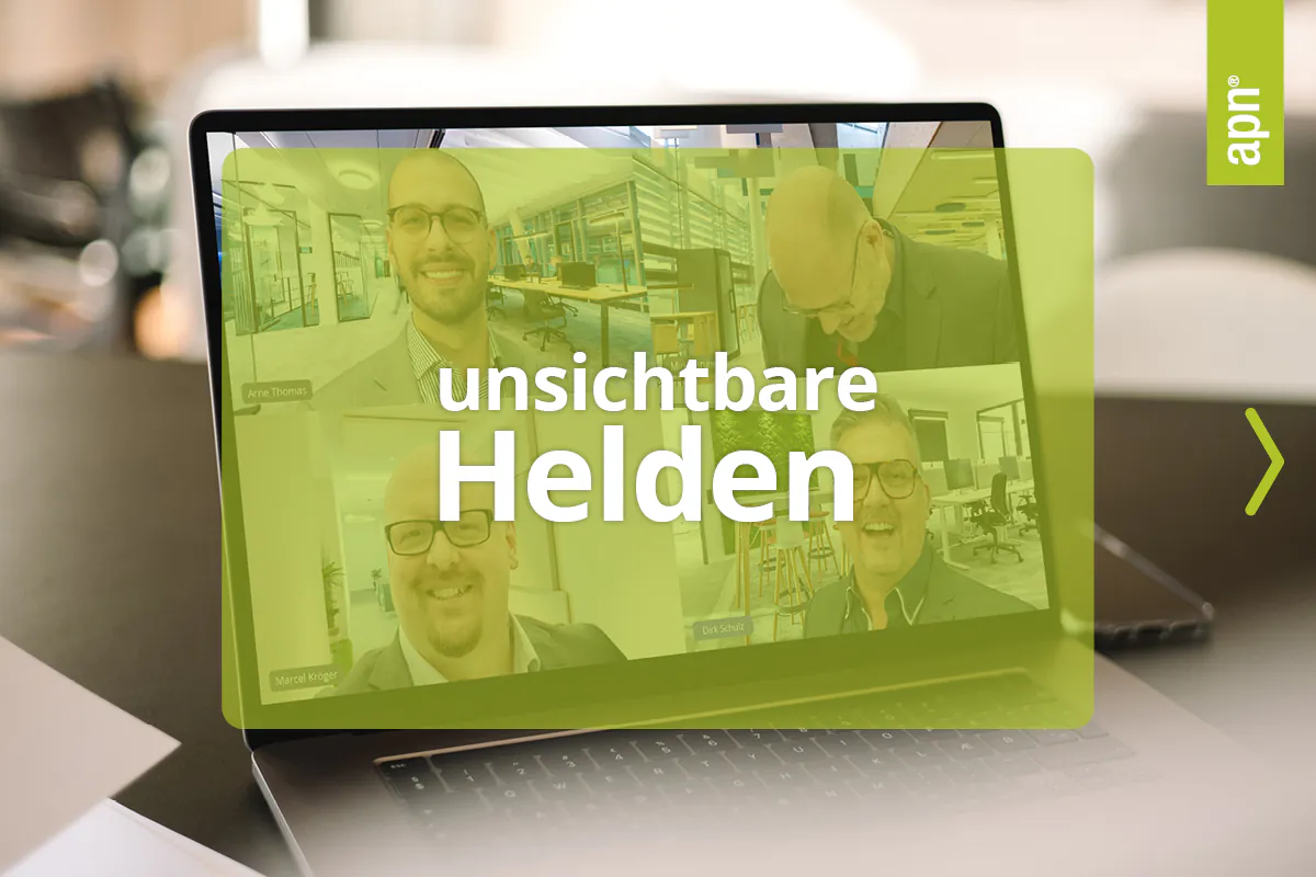 Ein Laptop auf einem Schreibtisch zeigt eine Videokonferenz mit mehreren Teilnehmern. Der Bildschirm ist von einem grünen Overlay mit dem Text "unsichtbare Helden" und dem Logo "apn" in der oberen rechten Ecke überlagert.