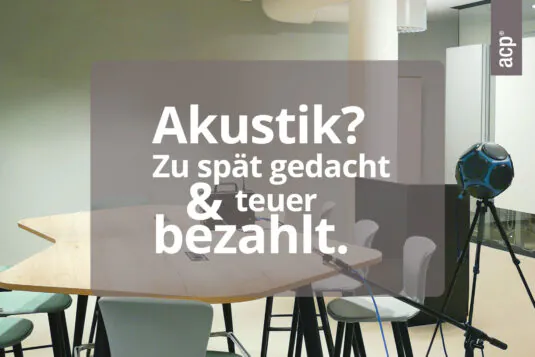 Besprechungstisch. Über dem Bild ist eine warmgraue semitransparente Fläche mit weißem Schriftzug: "Akustik? Zu spät gedacht & teuer bezahlt."