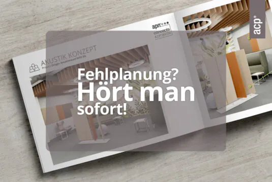 Aufgeschlagenes Planungskonzept mit Visualisierungen eines modernen Akustikprojekts, inklusive Deckensegeln und Akustikmöbeln. Darübergelegt der Text: „Fehlplanung? Hört man sofort!“. Darstellung eines typischen Problems in der Akustikplanung Raumplanung mit Hinweis auf professionelle Lösungsansätze von apn concepts & projects (acp).