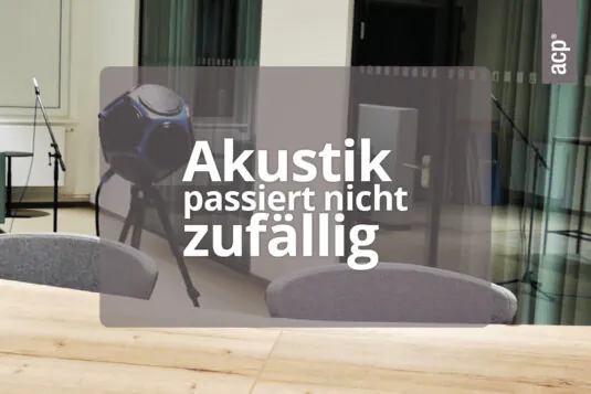 Messaufbau mit Akustiklautsprecher und Mikrofonen in einem modernen Besprechungsraum – visuelle Darstellung professioneller Akustikplanung für Architekturprojekte durch acp®.