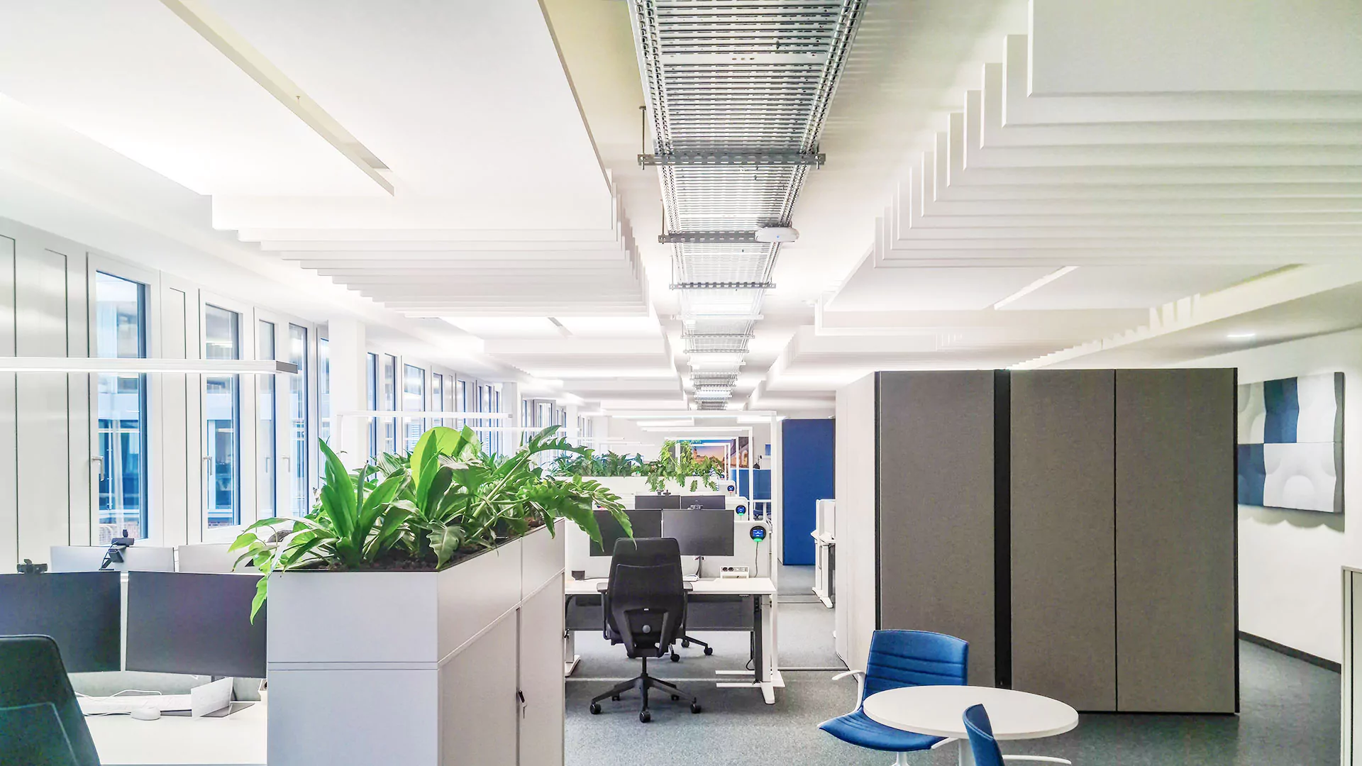 Open-plan office with acoustically optimised ceiling, acoustic engineering expertise, open-space office